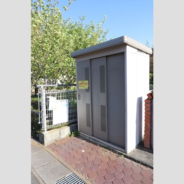 現地周辺 (ゴミボックス)