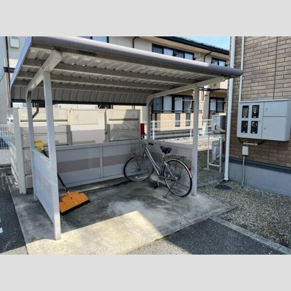 現地周辺 (駐輪場)