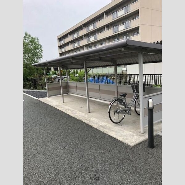 現地周辺 (駐輪場)