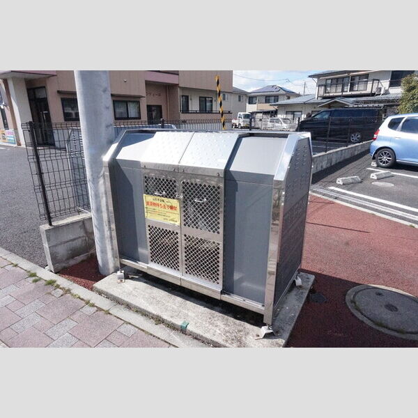 現地周辺 (ゴミ置場)