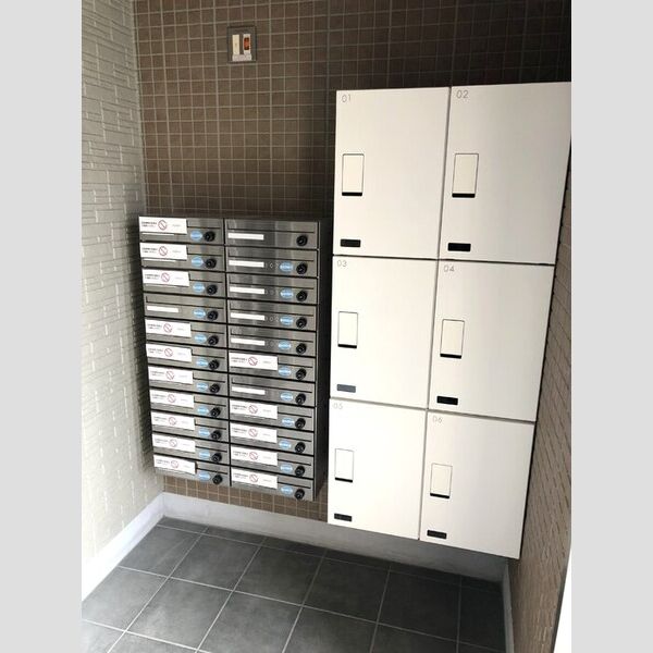 エントランス (集合ポストと宅配BOX)