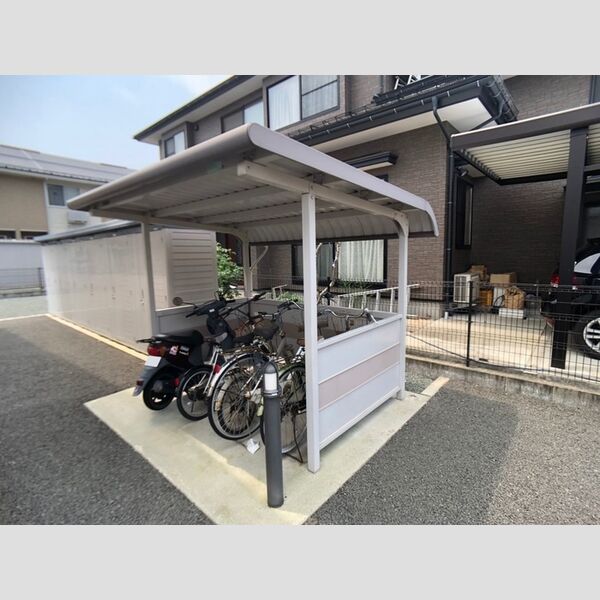 現地周辺 (駐輪場)