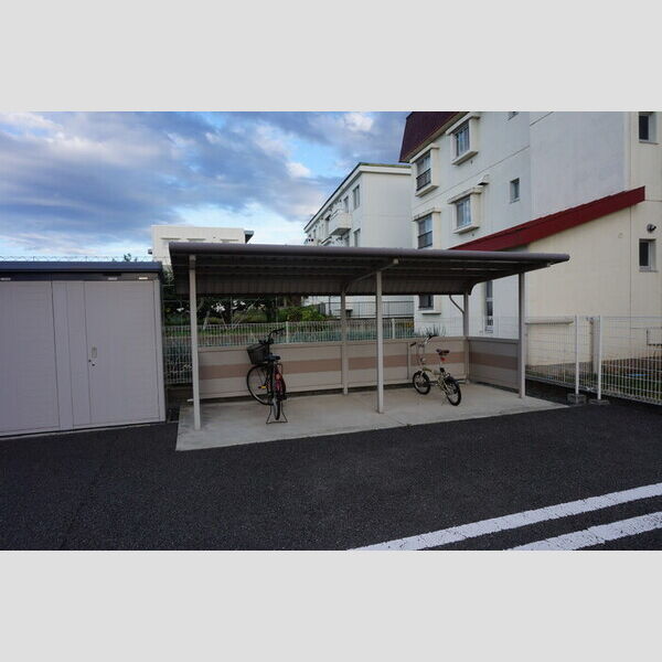 現地周辺 (屋根付駐輪場)