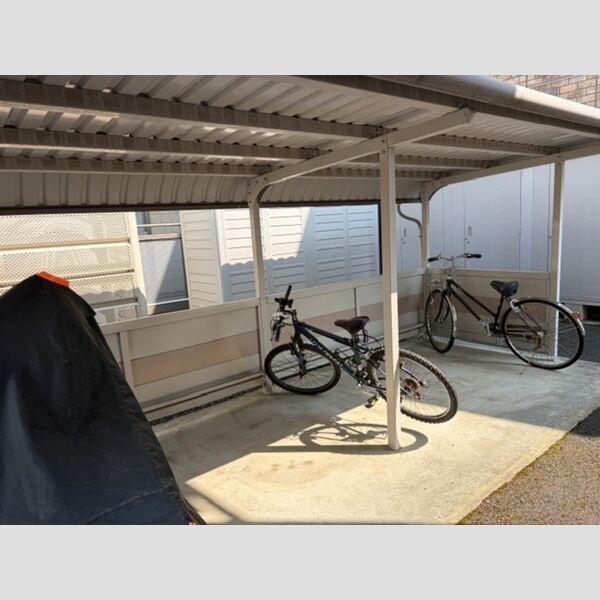 現地周辺 (駐輪場)