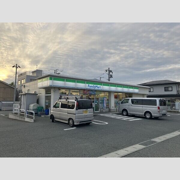 現地周辺 (ファミリーマート山形春日町店)