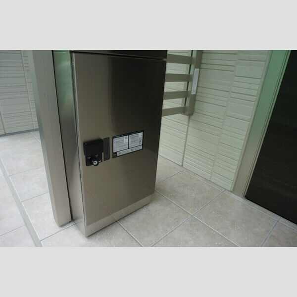 玄関 (専用宅配ボックス付)