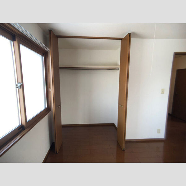 収納 (北洋室クローゼット)