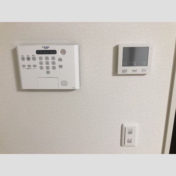 その他設備 (ALSOK操作盤とTVインターホン)