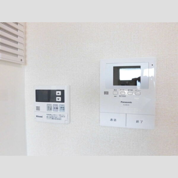 その他設備 (モニター付きインターホン、給湯リモコン)