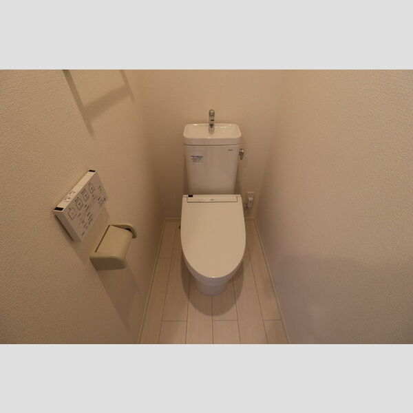 トイレ (温水洗浄便座付きトイレ)