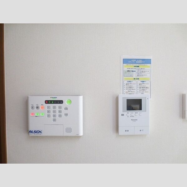 その他設備 (ALSOK操作盤とTVインターホン)