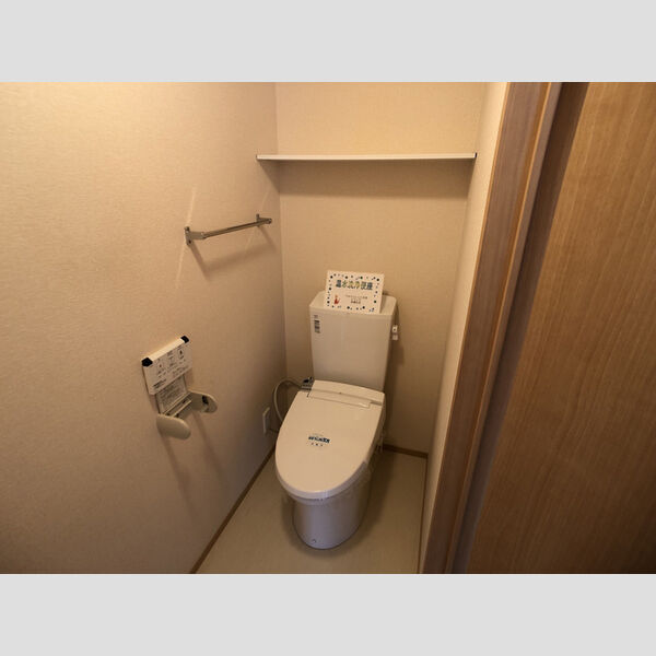 トイレ (温水洗浄便座付きトイレ)