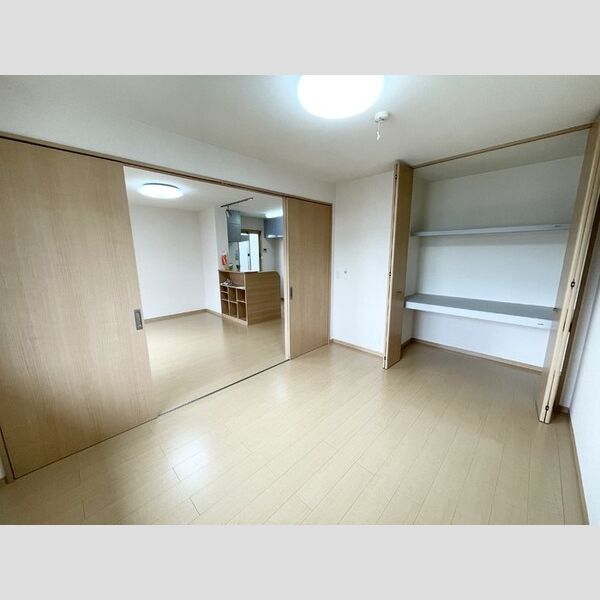 収納 (南洋室物入)