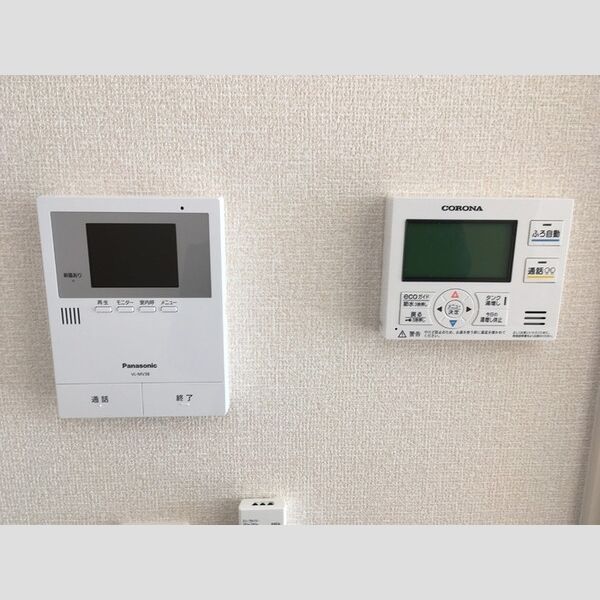 その他設備 (モニター付きインターホン、給湯リモコン)
