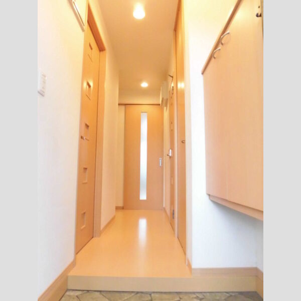 玄関 (玄関脇には靴棚の他に収納があります。便利ですよ☆)