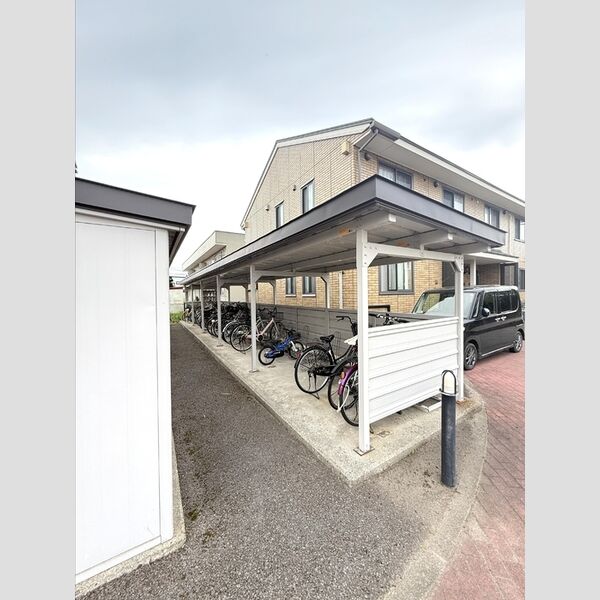 現地周辺 (駐輪場)