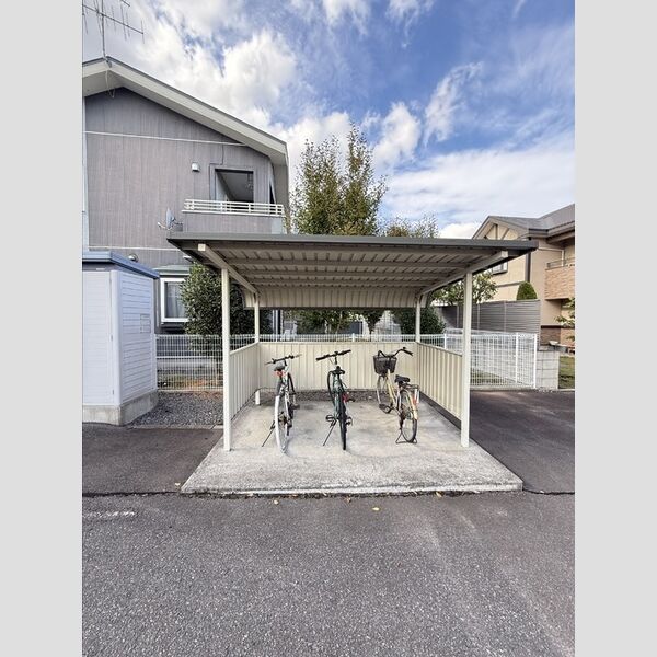 現地周辺 (駐輪場)