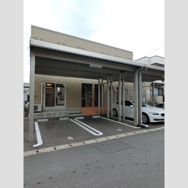 建物外観 (駐車場)