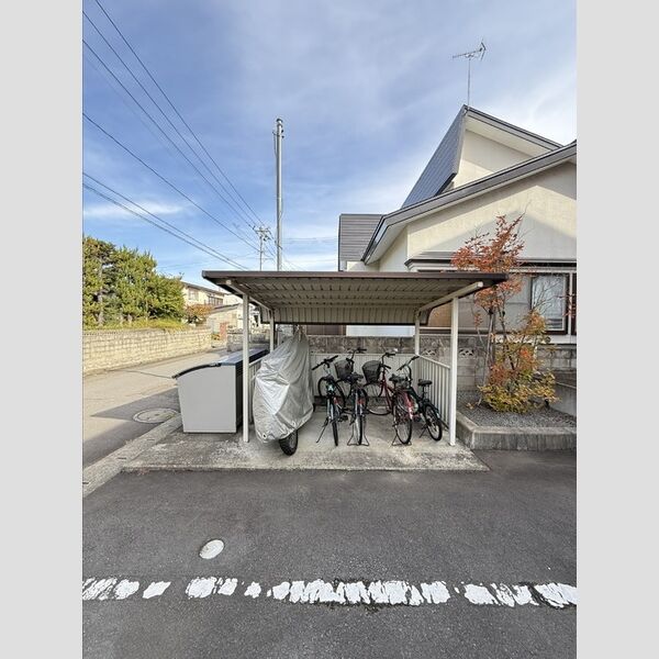 現地周辺 (駐輪場)