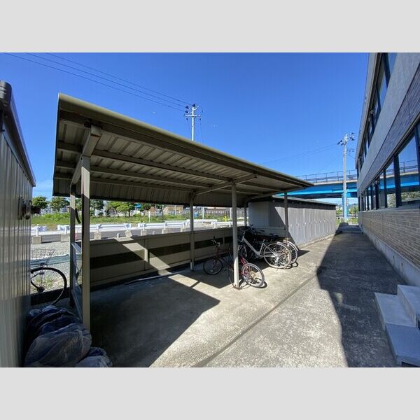 現地周辺 (駐輪場)