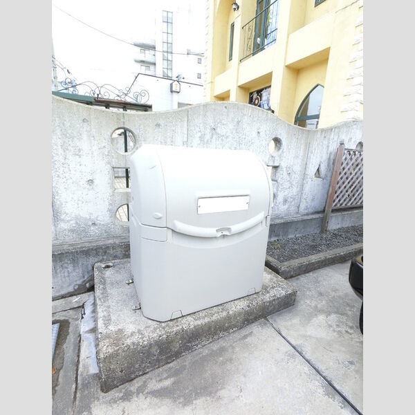 現地周辺 (敷地内ゴミ置場)