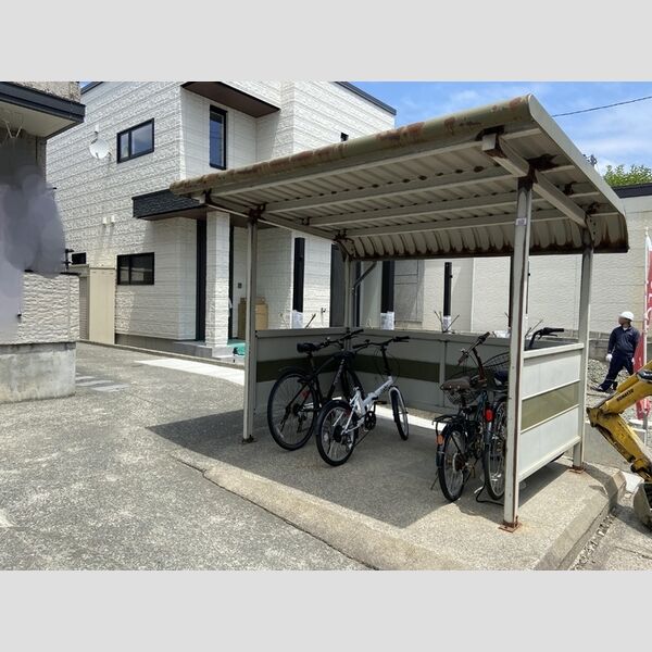 現地周辺 (駐輪場)