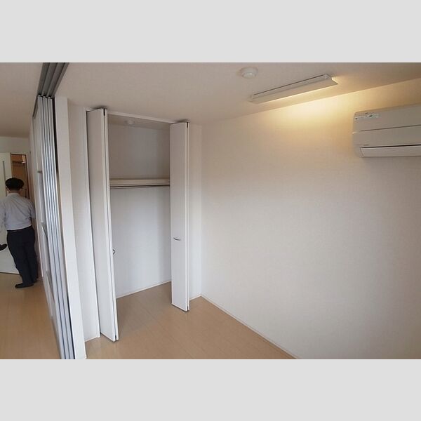 収納 (洋室3.3帖　クローゼット)