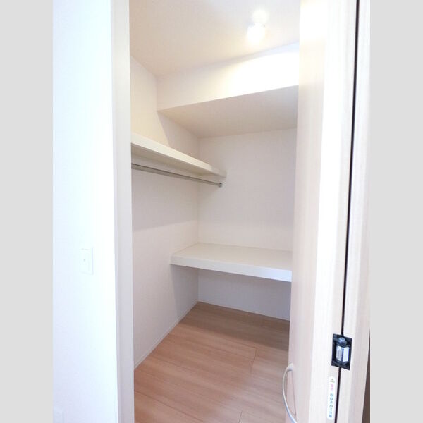 収納 (洋室ウォークインクローゼット)