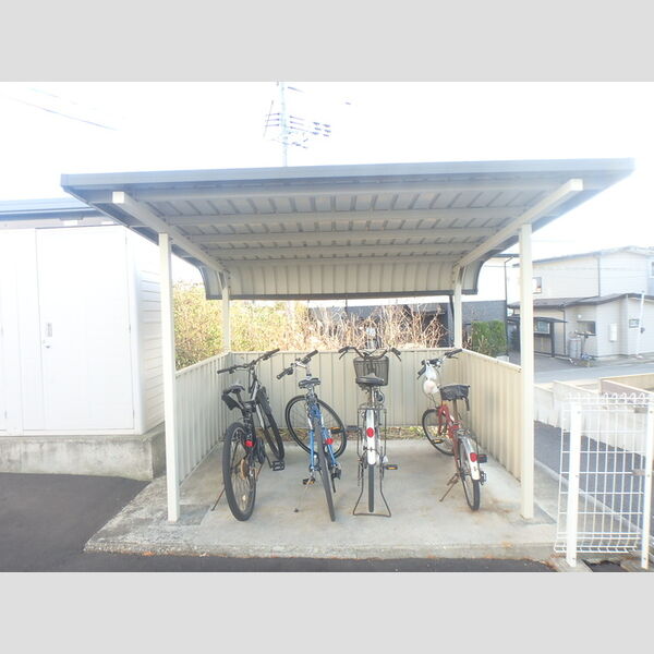現地周辺 (ホワイトガーデン駐輪場)