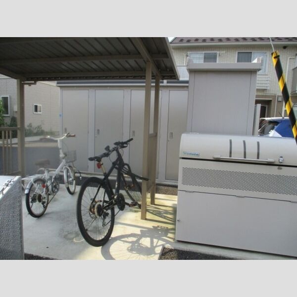 現地周辺 (駐輪場　ゴミ置き場)