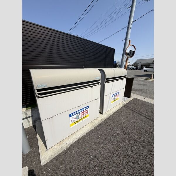 現地周辺 (ゴミ庫)