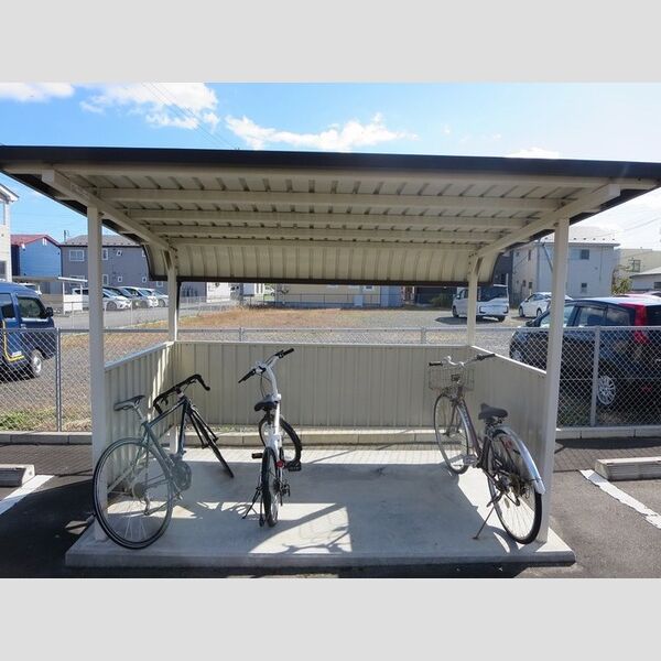 現地周辺 (駐輪場)