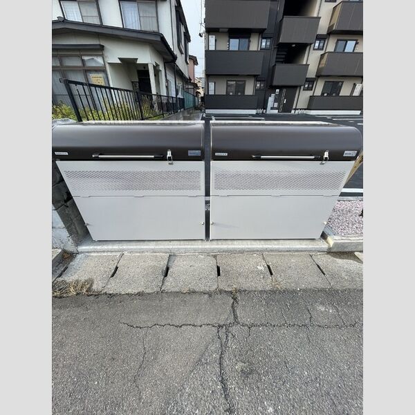 現地周辺 (ゴミ庫)