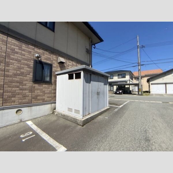 現地周辺 (専用ごみ置き場)