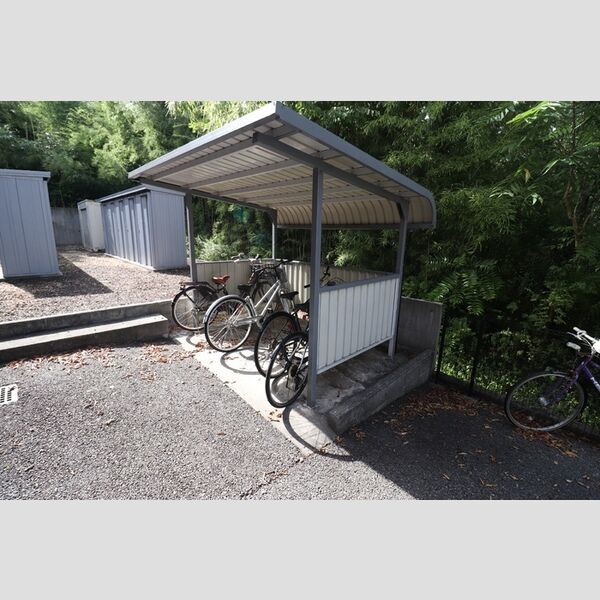 現地周辺 (駐輪場)