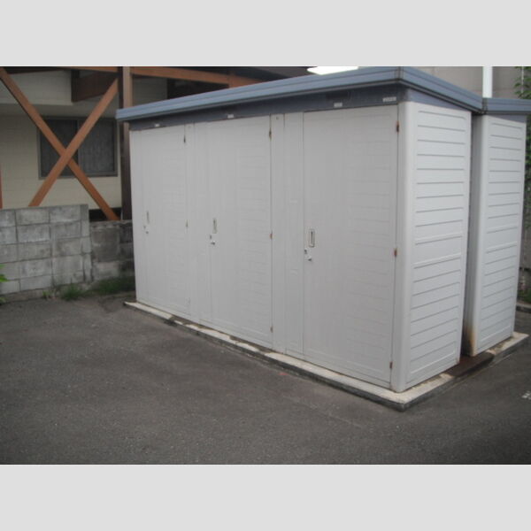 現地周辺 (外物置です)