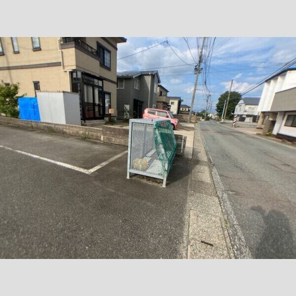 現地周辺 (専用ゴミ置き場)