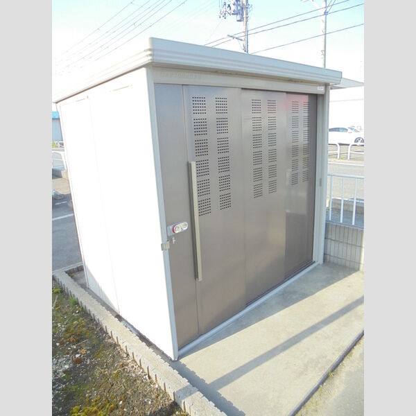 現地周辺 (アパート専用ゴミ置き場)