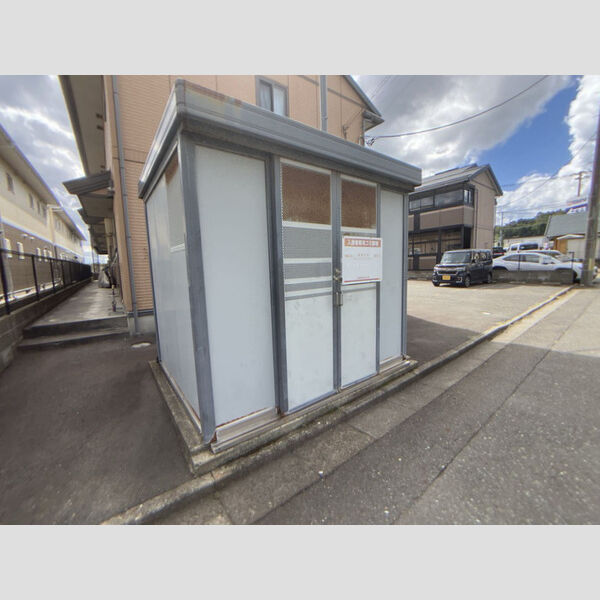 現地周辺 (駐輪場orゴミ置場)