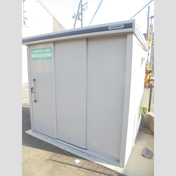 現地周辺 (アパート専用ゴミ置き場)