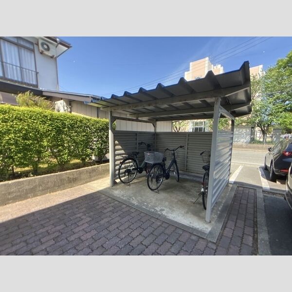 現地周辺 (駐輪場)