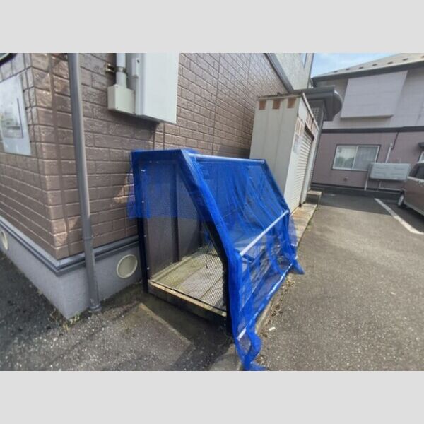現地周辺 (専用ごみ置き場)