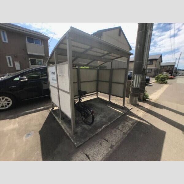 現地周辺 (駐輪場)