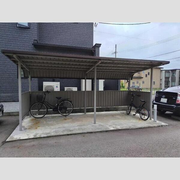 現地周辺 (駐輪場)