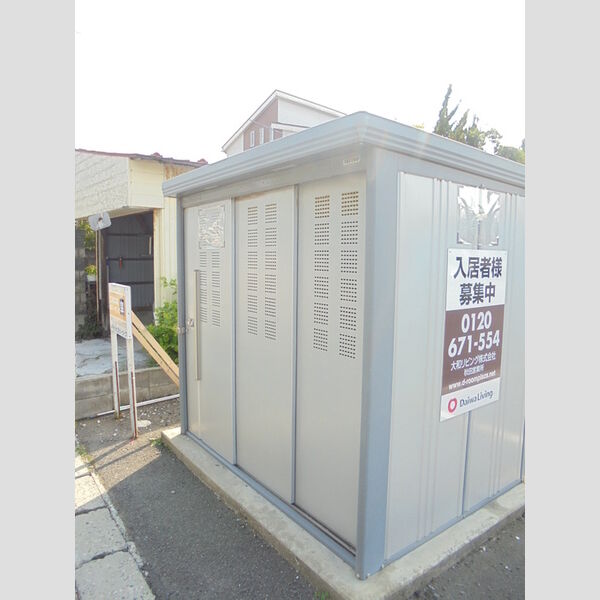 現地周辺 (アパート専用ゴミ置き場)
