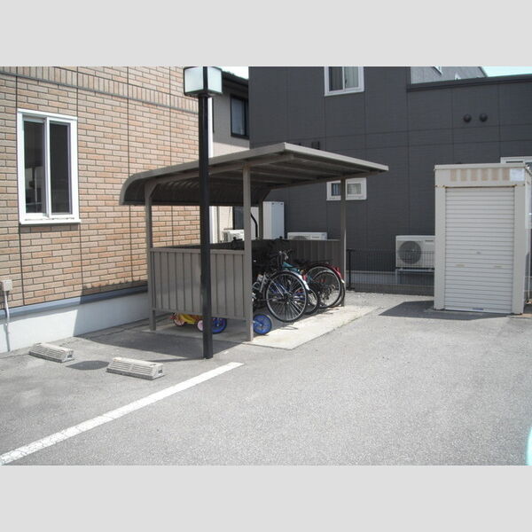 現地周辺 (屋根付の駐輪場)