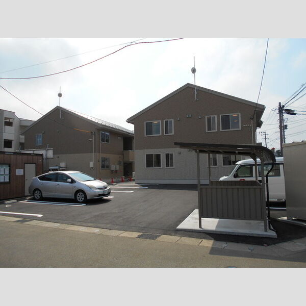 建物外観 (駐車場)