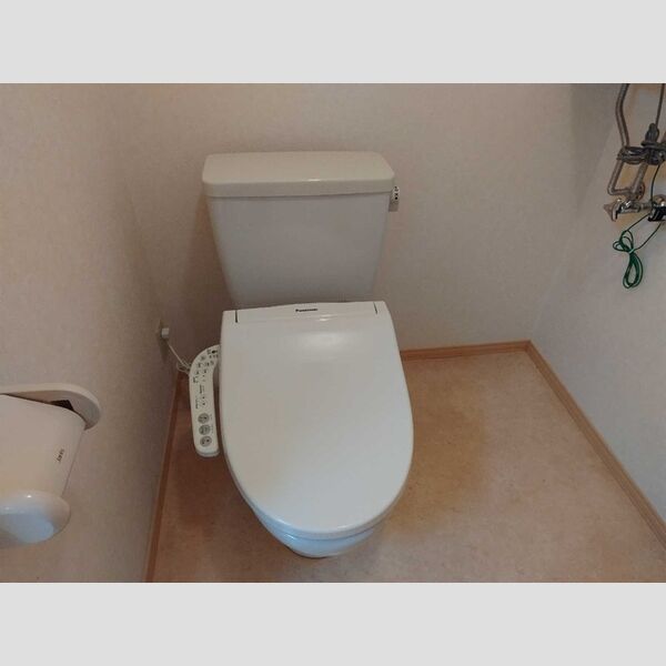 トイレ (トイレ)