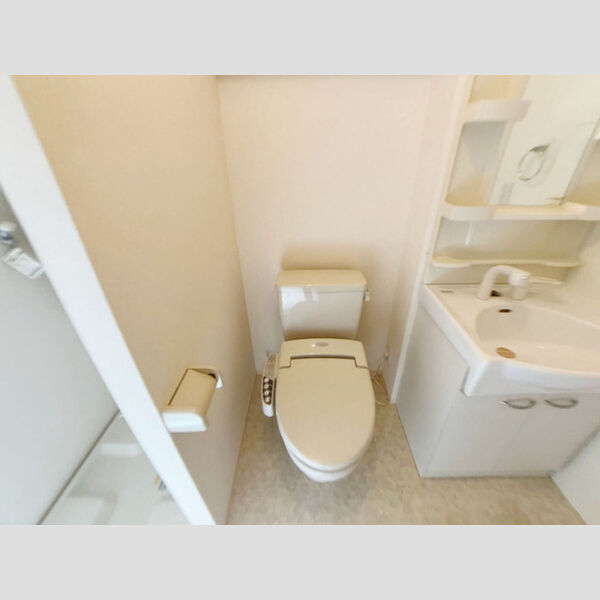 トイレ (トイレ)