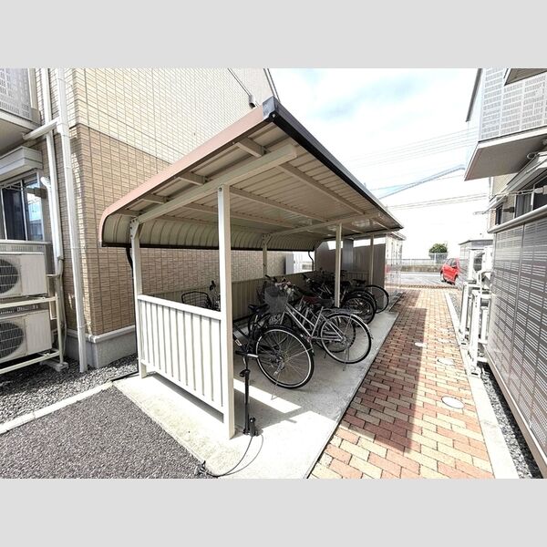 現地周辺 (駐輪場)